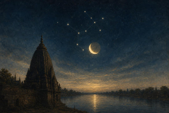 Un cielo nocturno sobre un río, con la luna señalando una constelación lunar específica y la silueta de un templo debajo.