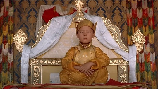 Escena visualmente rica de Kundun que representa los primeros años del XIV dalái lama y el ideal de la no violencia