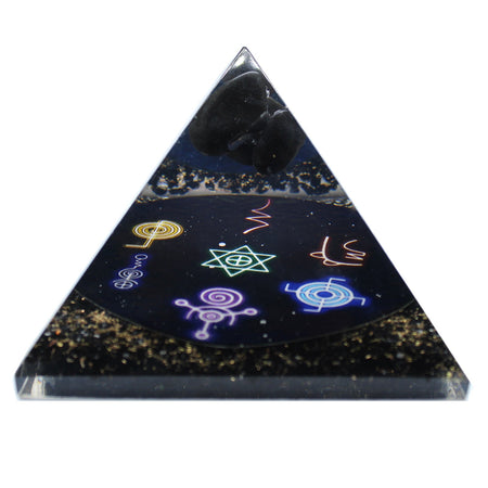 Una pirámide de orgón Midnight Reiki de 90 mm, con bobina de cobre y cristales, mostrada como objeto de concentración para la meditación