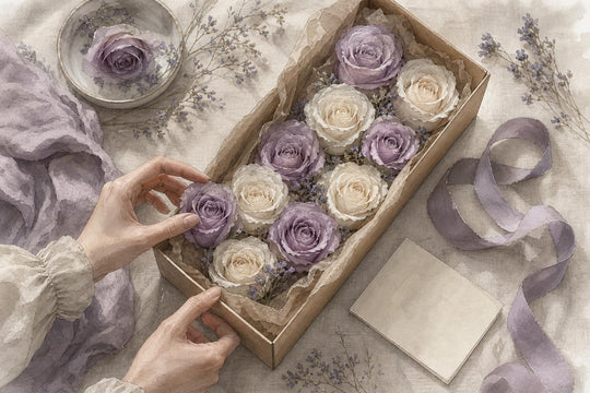 Zeepbloemen worden gerangschikt in een geschenkdoos met lint en een handgeschreven kaart