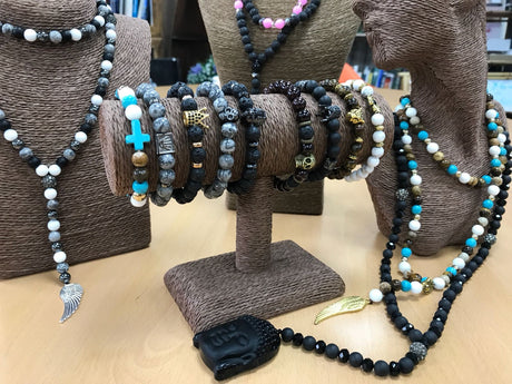 Turkooise Rekbare Kralenarmband Met Kruis