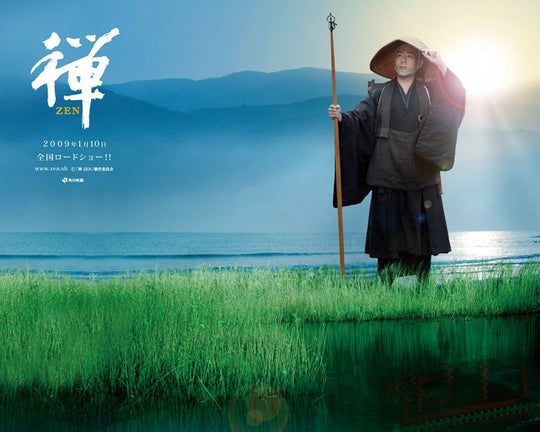 Escena de la película Zen en la que Dogen Zenji está absorto en la meditación zazen sentado