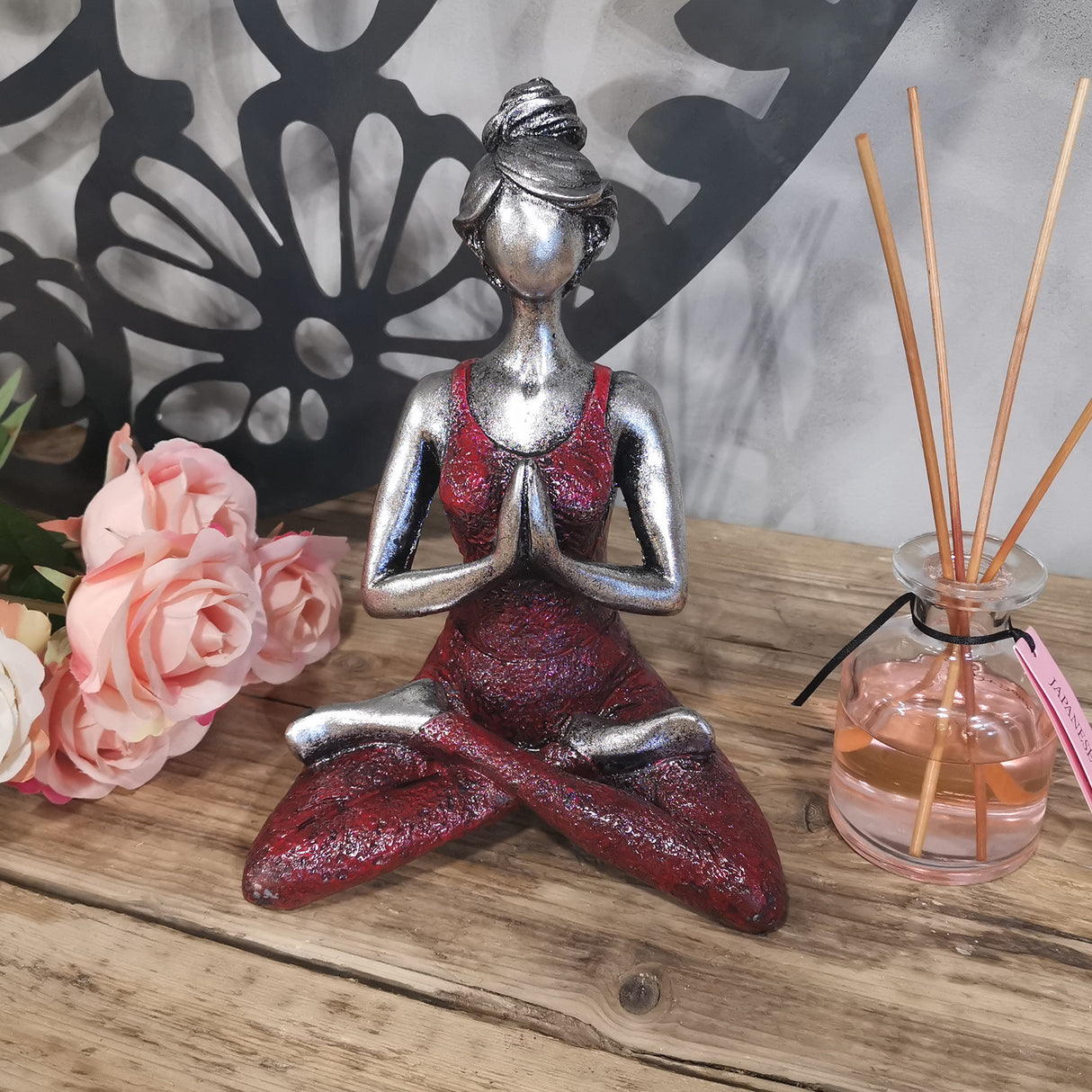 Figurine Femme Yoga – Argent et Bordeaux 24 cm