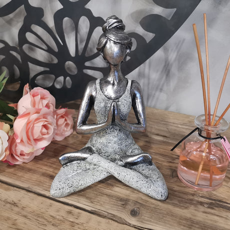 Figura žene u pozi joge – srebrna i bijela, 24 cm
