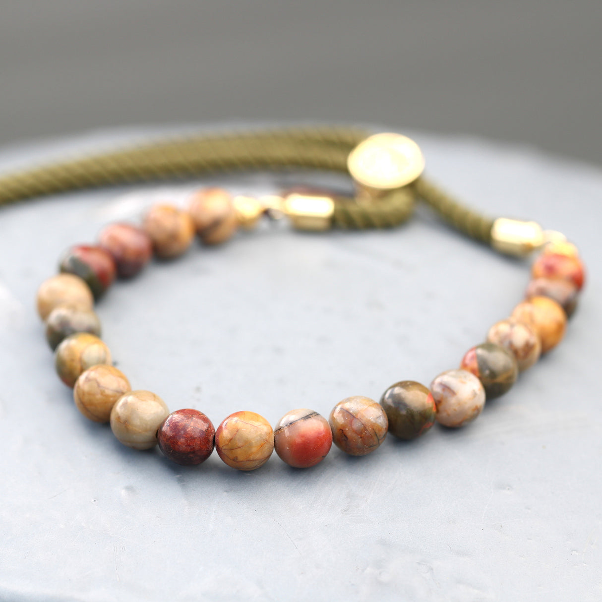 Pulsera ajustable de cuerda con jaspe Picasso, chapada en oro de 18K