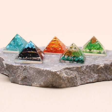 Pirámide de orgonita cristales y cobre 25mm