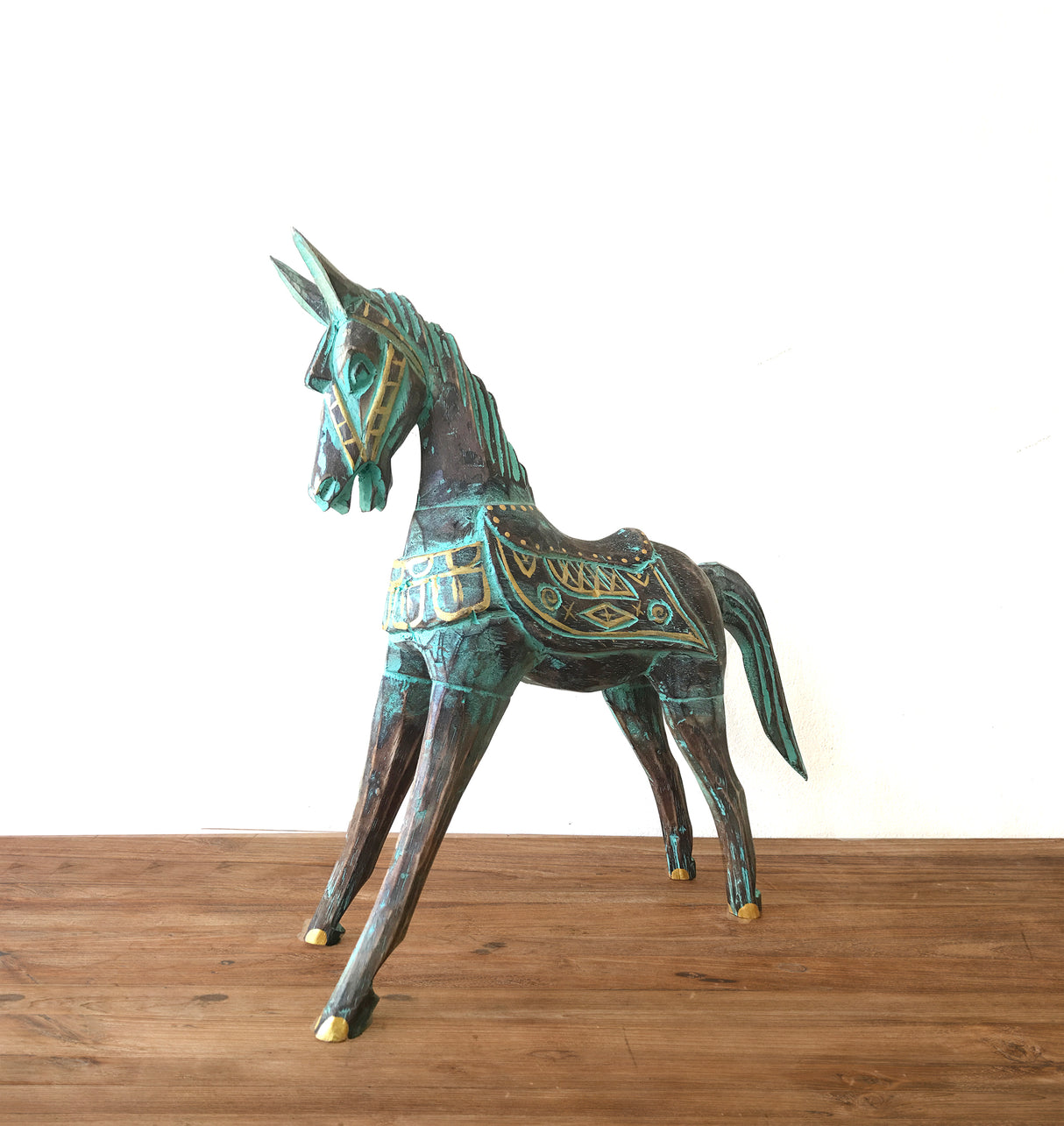 Duża drewniana statuetka konia złoto-turkusowa 32 cm