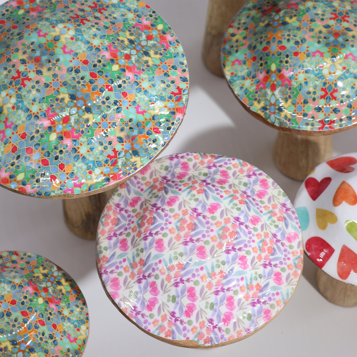 Charming Hand-Painted Wooden Mushroom with Pastel Heart Patterns – Whimsical Décor for Cozy Spaces