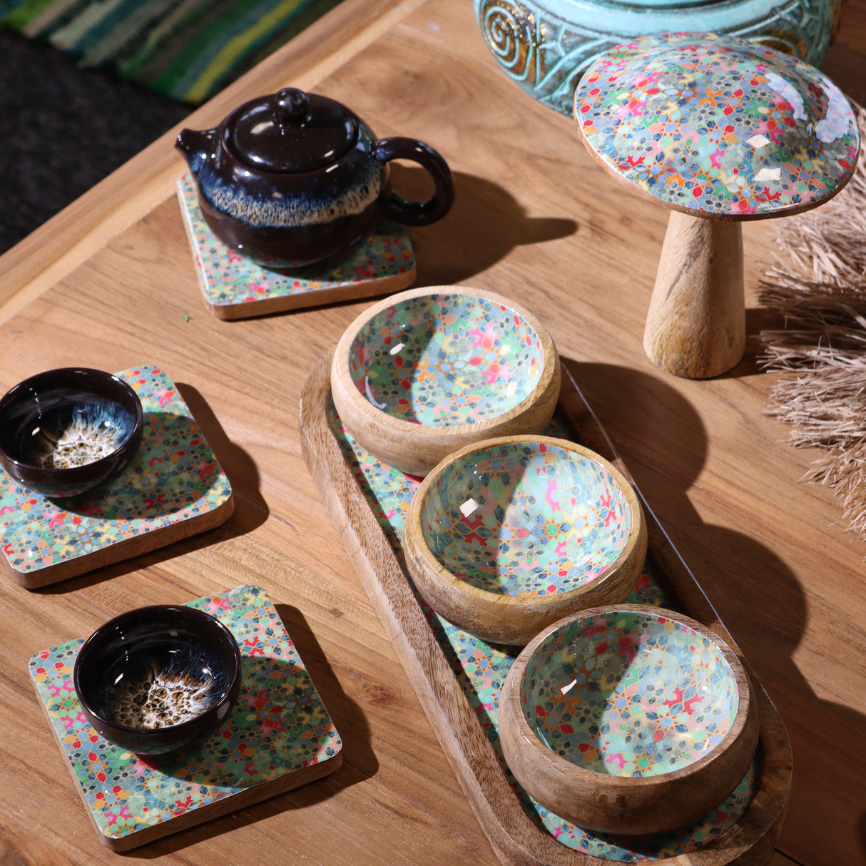 Conjunto de Tabuleiro de Madeira de Manga, Tigelas de Cerâmica Pintadas à Mão com Flores