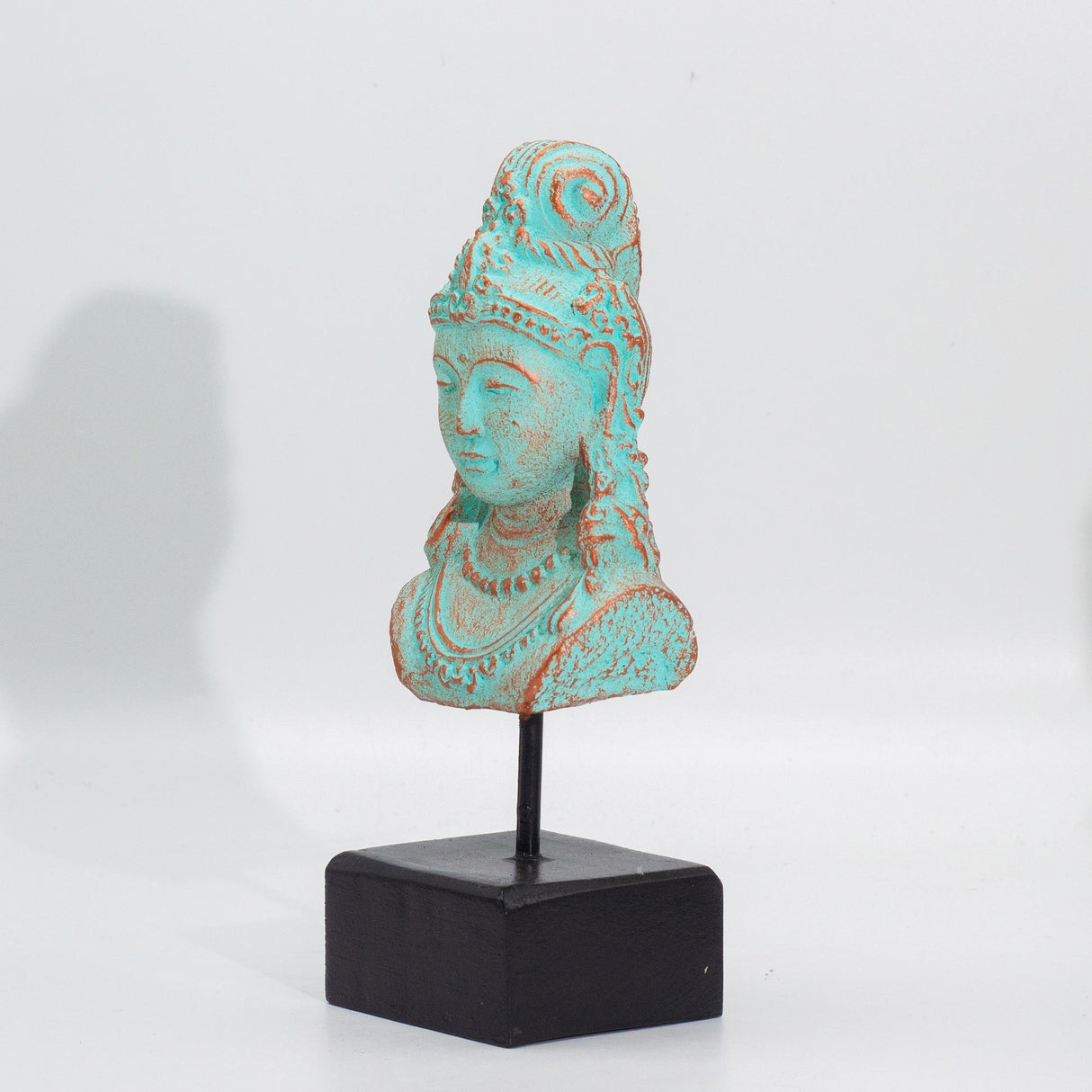 Javanesisk prinsesse skulptur, antik grøn kobber på fod