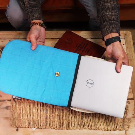Turquoise Gewatteerde Laptophoes, Stonewashed Katoen, Magnetische Sluiting