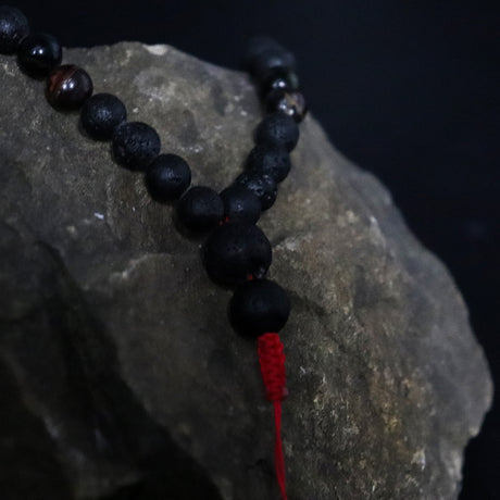 Meditativní náhrdelník Mala z lávového kamene se střapcem