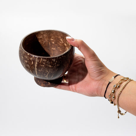 Pequeño cuenco artesanal de cáscara de coco con soporte de madera