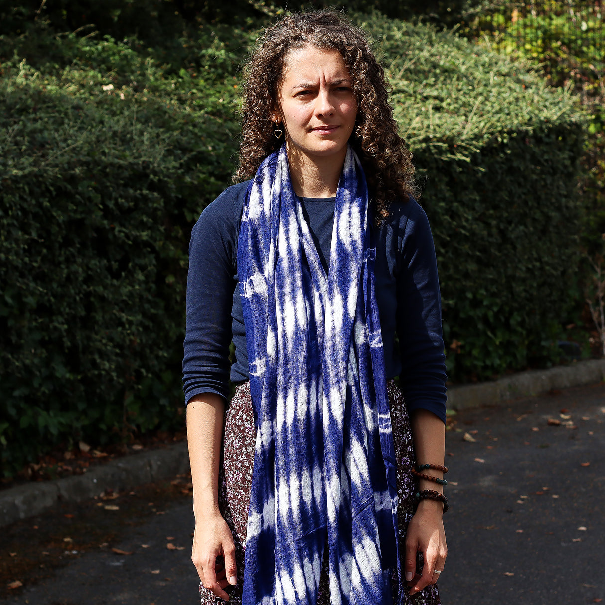 Indigo shibori-inspirert lett skjerf med frynser