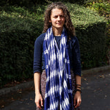 Indigo shibori-inspirert lett skjerf med frynser