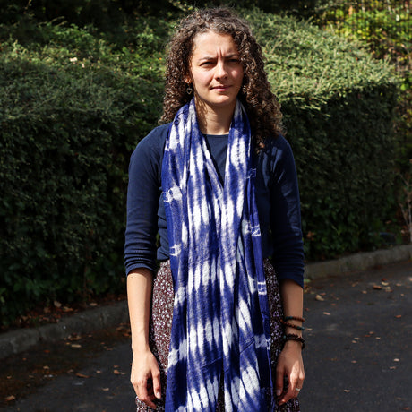 Écharpe légère indigo inspirée du shibori avec franges