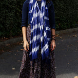 Indigo shibori-inspirert lett skjerf med frynser