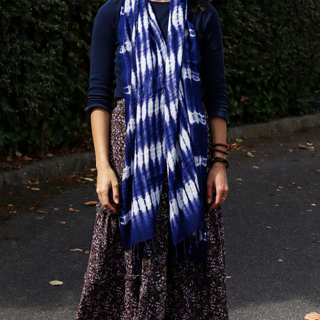 Écharpe légère indigo inspirée du shibori avec franges
