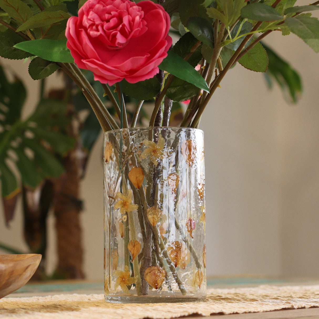 Bougeoir vase en verre recyclé avec fleurs pressées 19x11 cm
