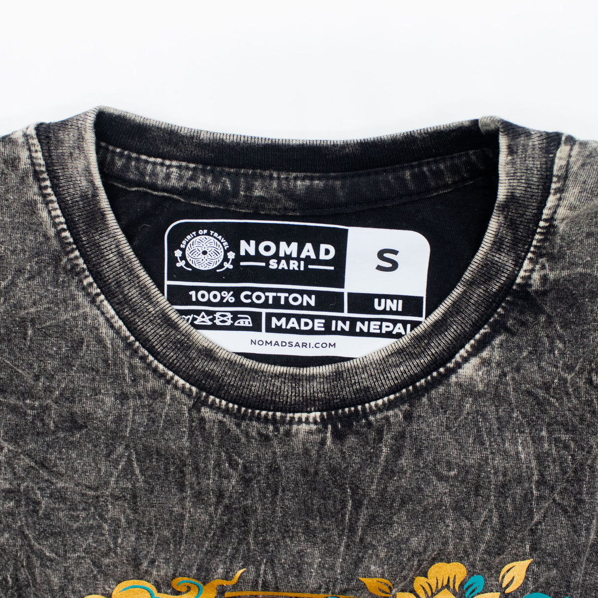 Nomad Sari tričko z stonewashed bavlny – Kompas života – Antracitová – Velikost S