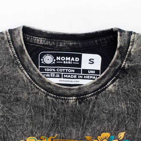 Nomad Sari Stonewashed Baumwoll-T-Shirt – Kompass des Lebens – Anthrazit – Klein