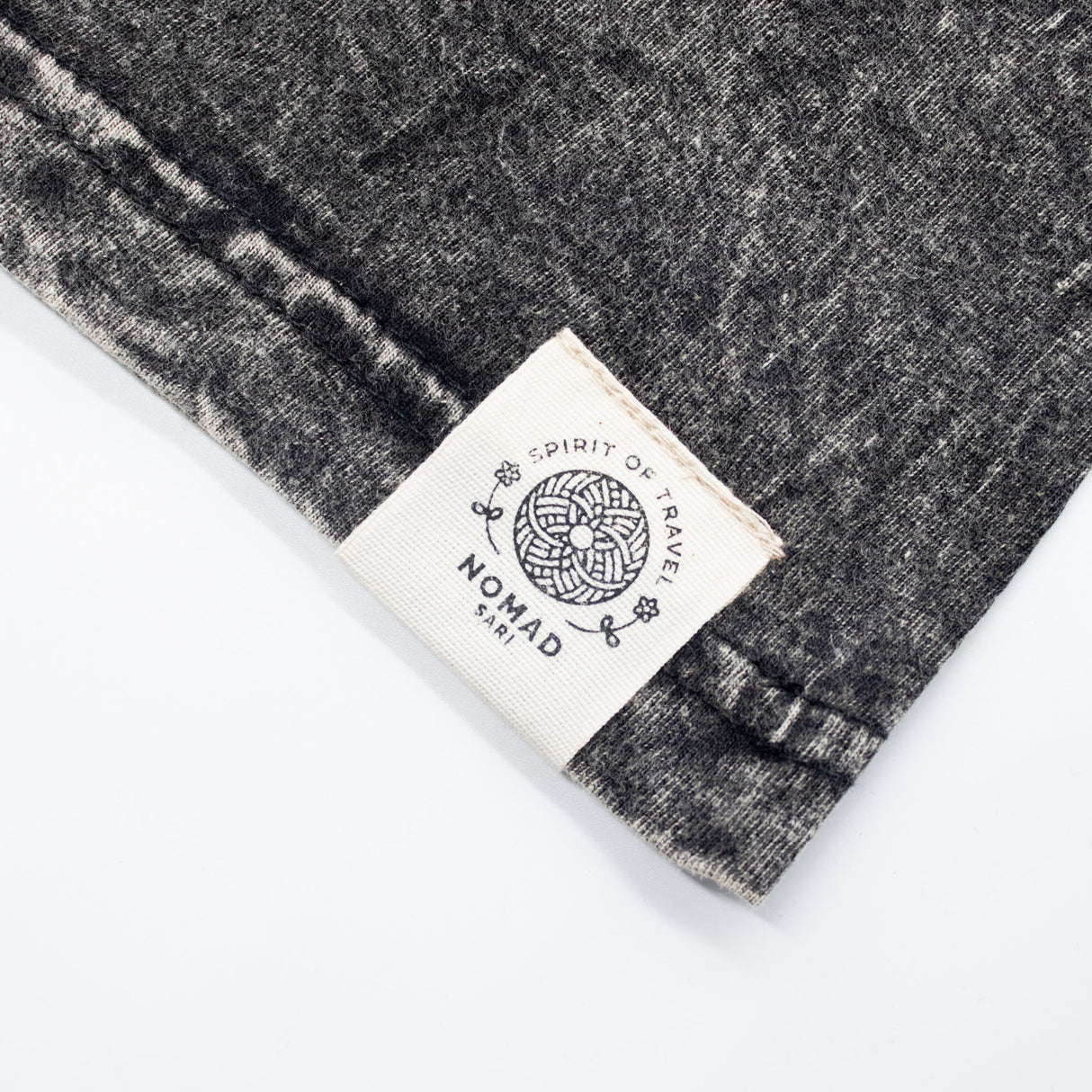 Nomad Sari tričko z stonewashed bavlny – Kompas života – Antracitová – Velikost S