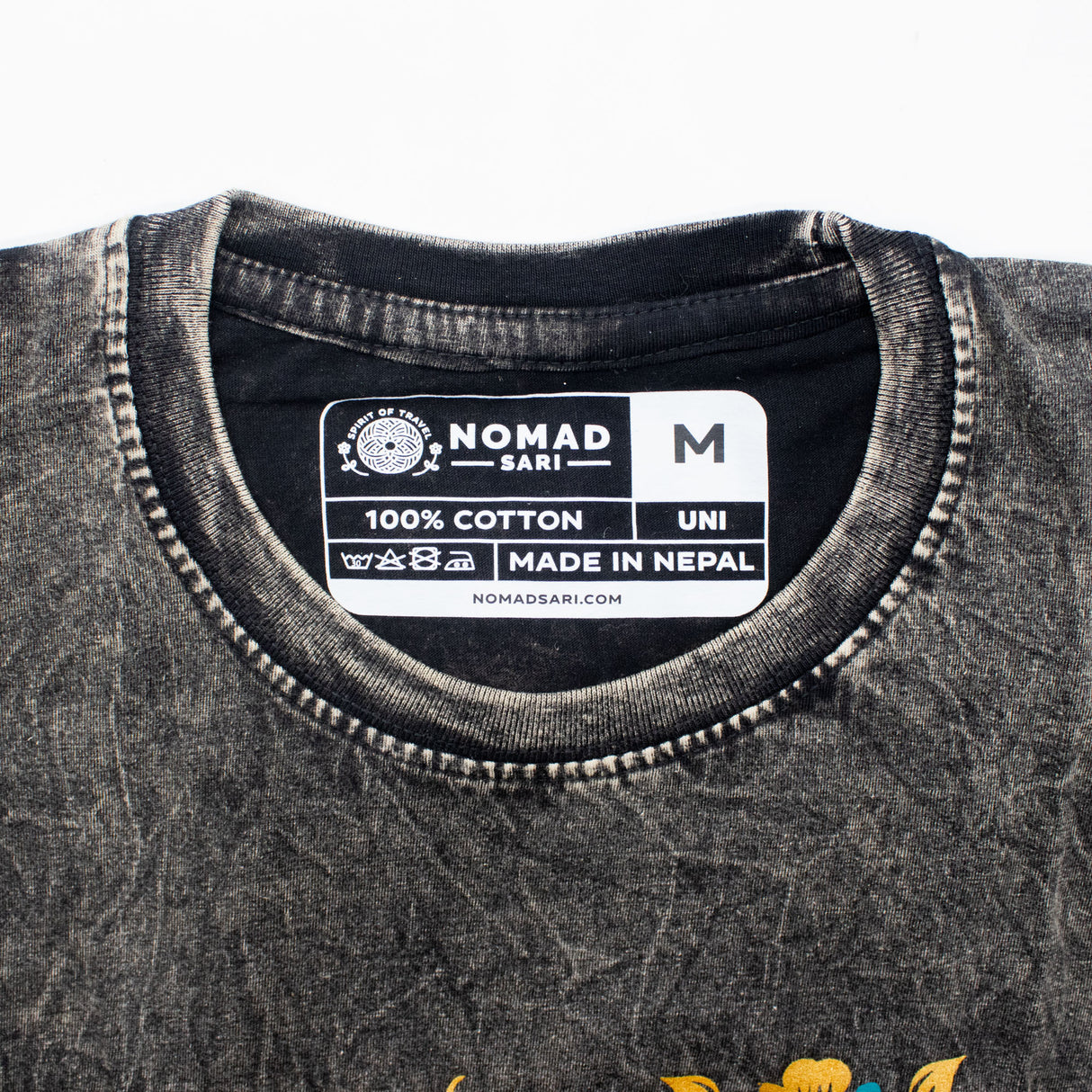 Nomad Sari tričko z bavlny stonewashed – Kompas života – Antracitová – Střední