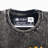 Nomad Sari tričko z bavlny stonewashed – Kompas života – Antracitová – Střední