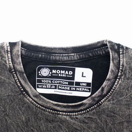Nomad Sari Stonewashed Baumwoll-T-Shirt – Kompass des Lebens – Anthrazit – Größe L