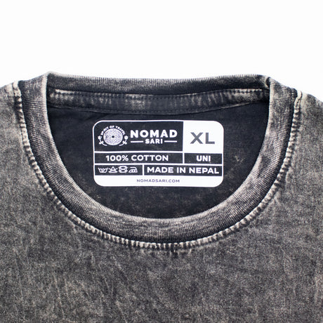 Nomad Sari Stonewashed Baumwoll-T-Shirt – Kompass des Lebens – Anthrazit – XL