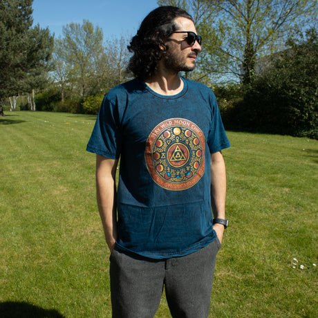 Nomad Sari Stonewashed Baumwoll-T-Shirt – Bleib wild, Mondkind – Blau – Medium