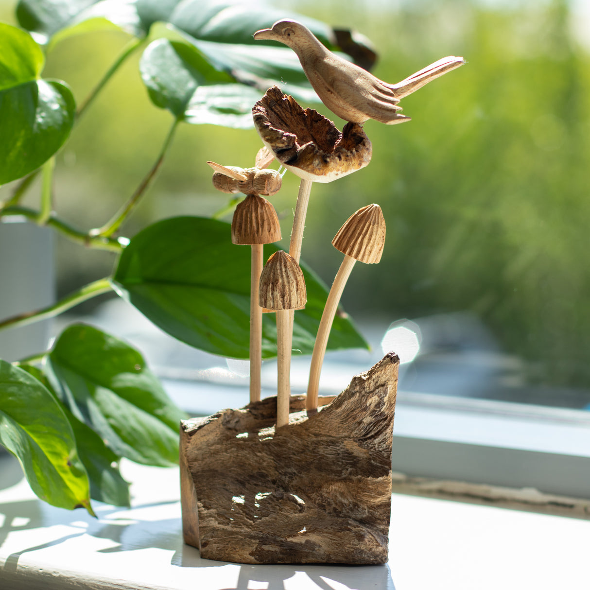 Handgeschnitzte Parasiten-Holzkunst – Vogel & Biene auf Pilzen