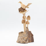 Handgeschnitzte Parasiten-Holzkunst – Vogel & Biene auf Pilzen