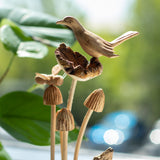 Handgeschnitzte Parasiten-Holzkunst – Vogel & Biene auf Pilzen