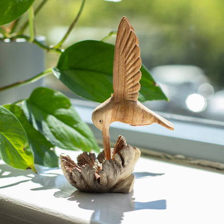Scultura artigianale in legno Parasite - Colibrì che beve nettare