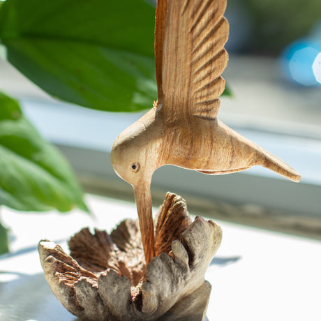Scultura artigianale in legno Parasite - Colibrì che beve nettare