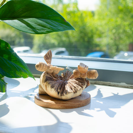 Scultura Artigianale in Legno Parasite - Api in Azione