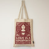 Nomad Sari Iconic Toni Tote Bag – Láska je super síla – Přírodní 10oz