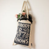Nomad Sari Iconic Toni Tote Bag – Nobody Knows 67 – Natur 10oz