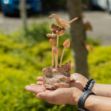 Handgeschnitzte Parasiten-Holzkunst – Vogel & Biene auf Pilzen