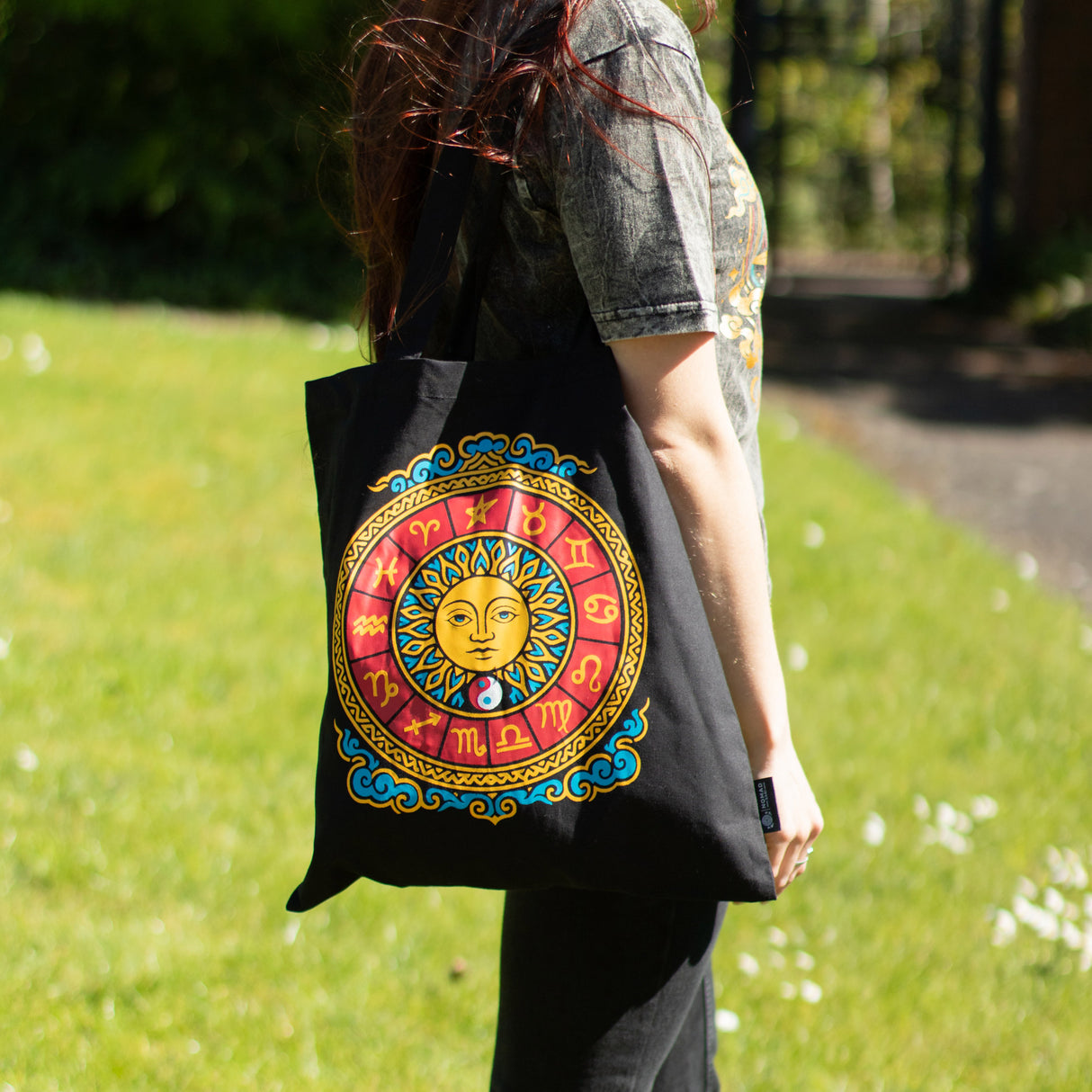 Ikonická klasická taška přes rameno - Zodiac Sun - černá 6oz