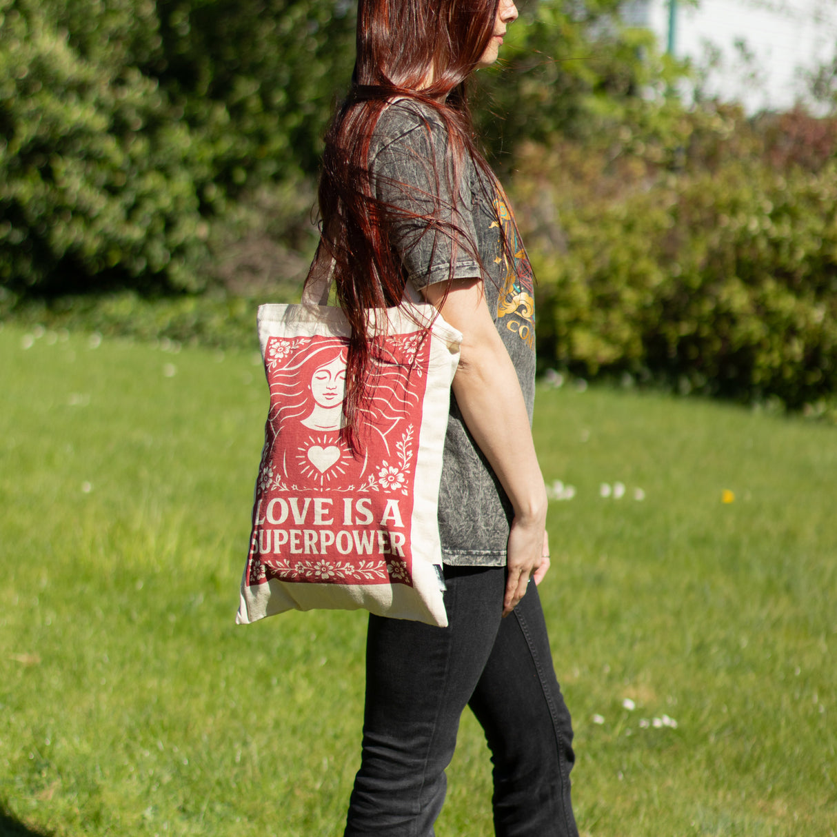 Nomad Sari Iconic Toni Tote Bag – Láska je super síla – Přírodní 10oz