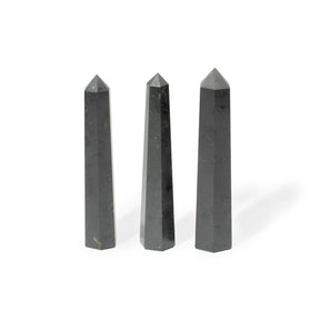 Kamienny obelisk sześciostronny, około 11 cm – czarny turmalin
