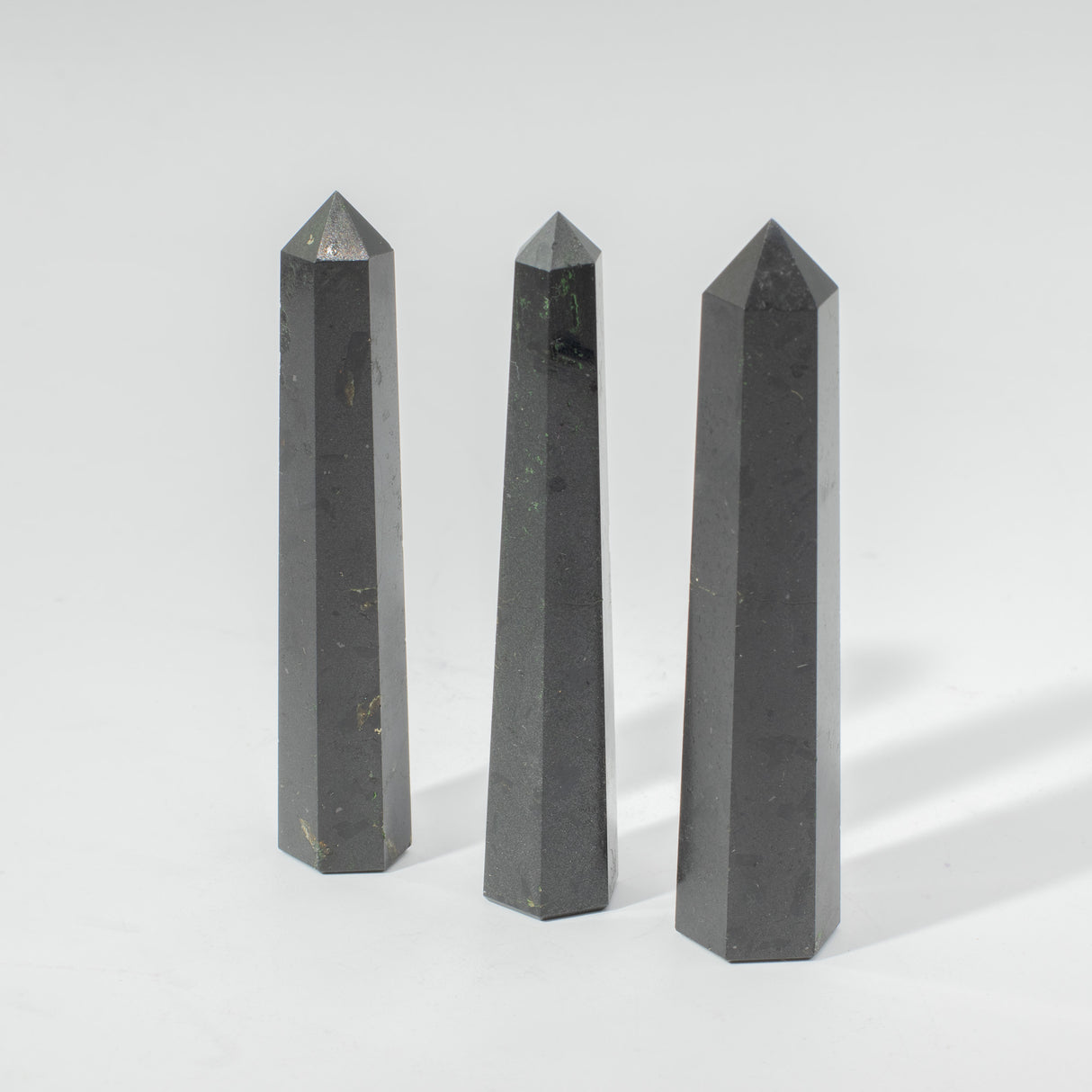 Kamienny obelisk sześciostronny, około 11 cm – czarny turmalin