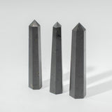 Kamienny obelisk sześciostronny, około 11 cm – czarny turmalin