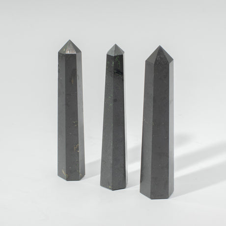 Kamienny obelisk sześciostronny, około 11 cm – czarny turmalin