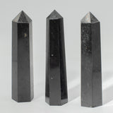 Kamienny obelisk sześciokątny, około 17 cm – czarny turmalin