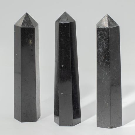 Kamienny obelisk sześciokątny, około 17 cm – czarny turmalin