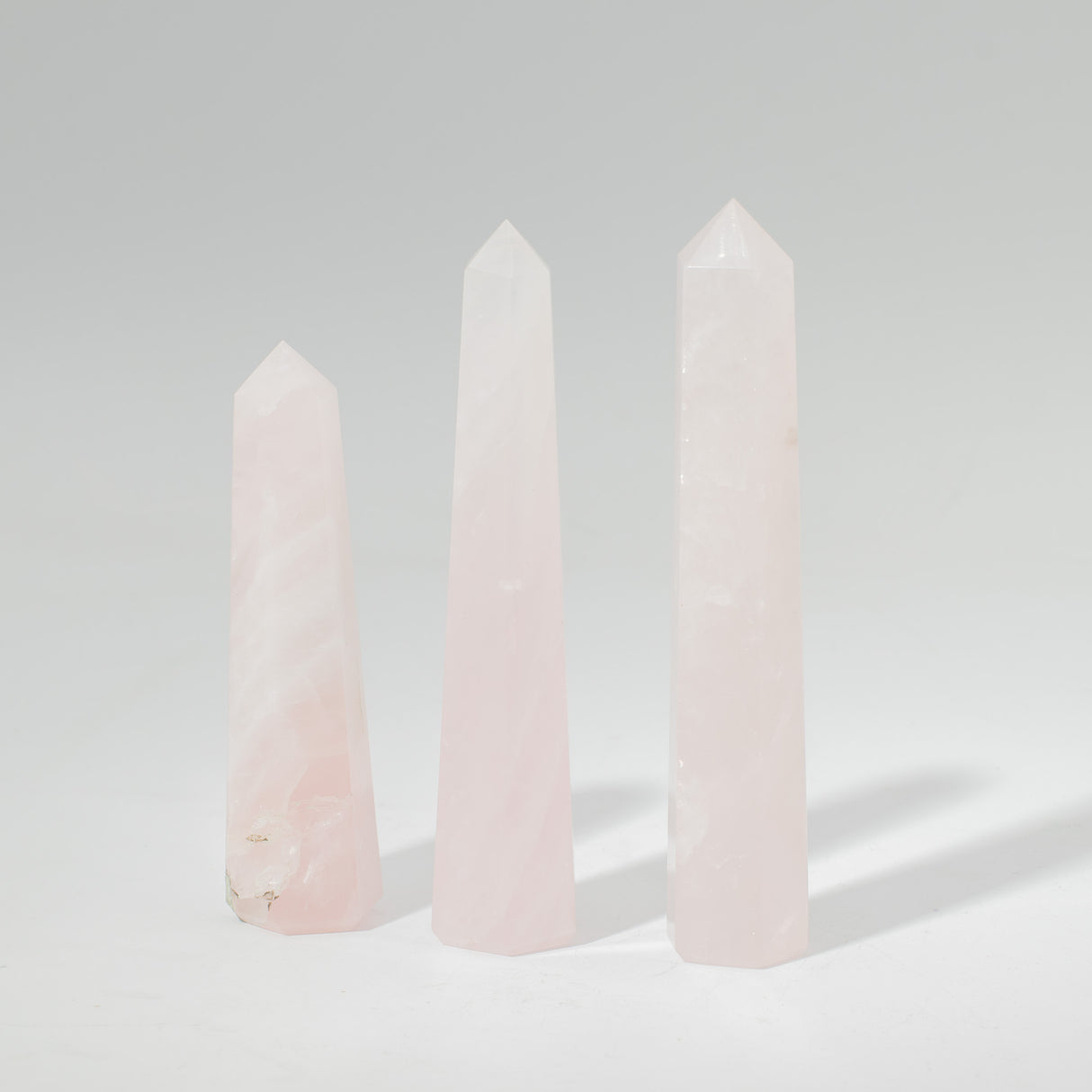 Šestihranný obelisk z růženínu, přibližně 11 cm