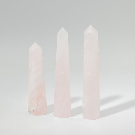 Kamienny obelisk sześciokątny, około 11 cm – kwarc różowy